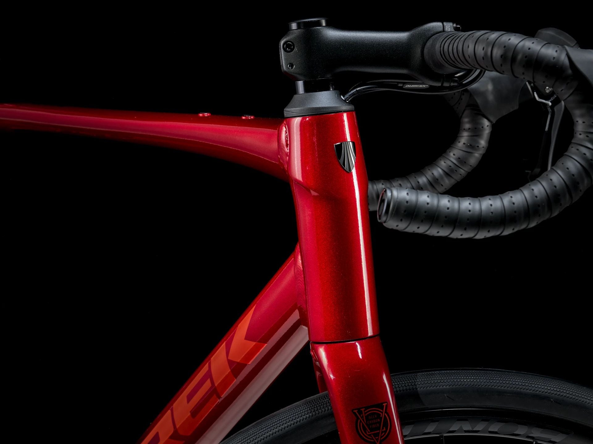 Trek Domane AL 2 Crimson to Dark Carmine Fade 2025