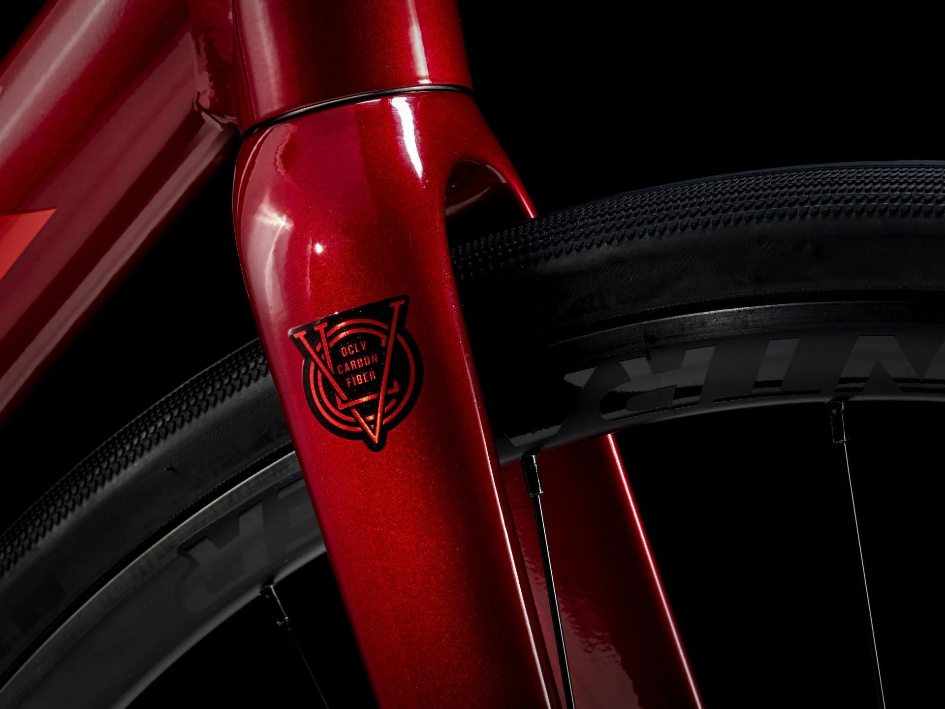 Trek Domane AL 2 Crimson to Dark Carmine Fade 2025